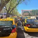 (Video) Ruidosa y concurrida manifestación de taxistas mendocinos en la Casa de Gobierno