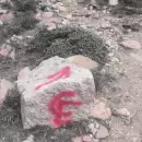 Aplicarán una multa récord al hombre que pintó piedras en el Manzano Histórico