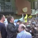 (Videos) Tensión en el microcentro mendocino por la visita de Milei: manifestaciones en la Peatonal
