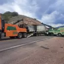 Se rompi� una gr�a que remov�a uno de los camiones incendiados en la ruta 7 y har�n un bypass