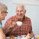 Desayunar temprano podría ser clave para un envejecimiento saludable: las razones