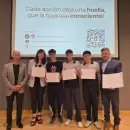 El Senado distinguío a estudiantes secundarios que crearon una app para adoptar animales