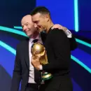 (Video) Infantino le pidió disculpas a Scaloni y lo dejó tocar la Copa del Mundo