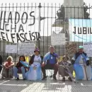 Contra el ajuste: jubilados se encadenaron en la Plaza del Congreso