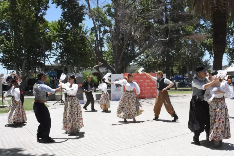 homenaje a reinas y virreinas de Las Heras