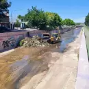 (Video) Por las fuertes tormentas y para evitar desbordes, limpian zanjones en Mendoza