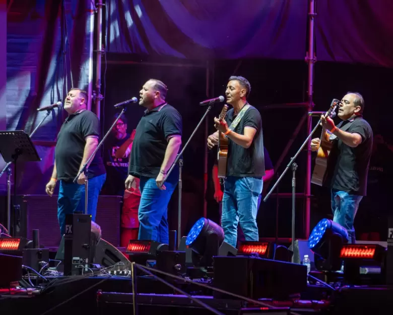 RIVADAVIA CANTA AL PA�S