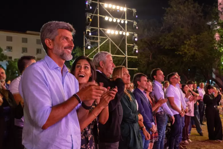 Ulpiano Suárez junto a su esposa Daniela aplauden el espectáculo