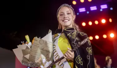 La reina electa de capital y una sonrisa que contagia la magia de vendimia