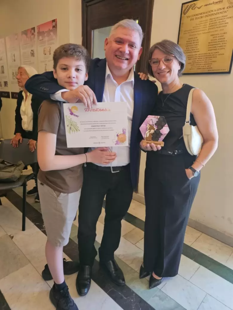 Marcelo Ortiz junto a su familia, tras recibir la distición