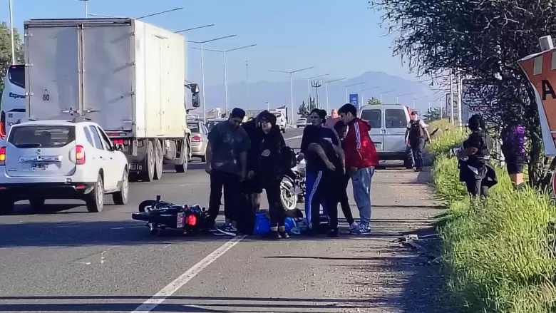 Un choque entre una moto y una camioneta en la zona del incidente del micro en el Acceso Sur