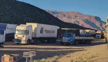Largas filas por la ca�da del sistema de ARCA en la aduana