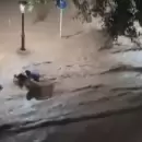 (Videos) Peatones arrastrados por el agua y el centro inundado por la tormenta