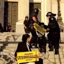 Arrestaron a activistas que protestaban contra la reforma de la Ley de Glaciares en el Congreso