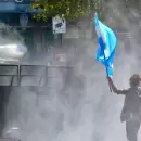 Fuerte enfrentamiento entre manifestantes y la Policía, en medio del debate por la reforma laboral