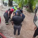 Espectacular rescate en Ciudad: bomberos salvaron a un hombre succionado por un sifón