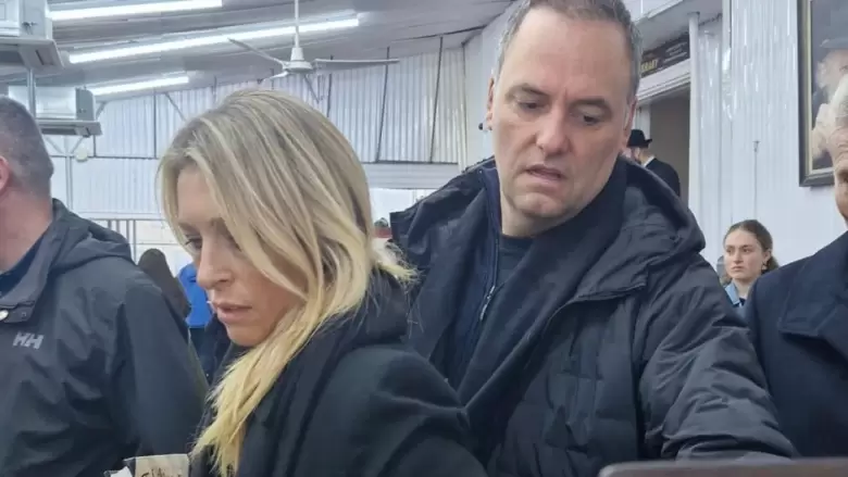 Adorni y su esposa