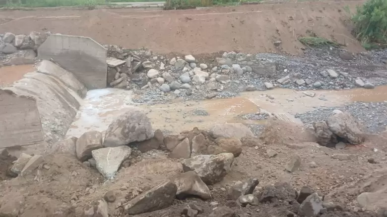 Trabajos de refuerzo en un sector del canal Cacique Guaymall�n