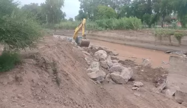 Trabajos de refuerzo en un sector del canal Cacique Guaymall�n