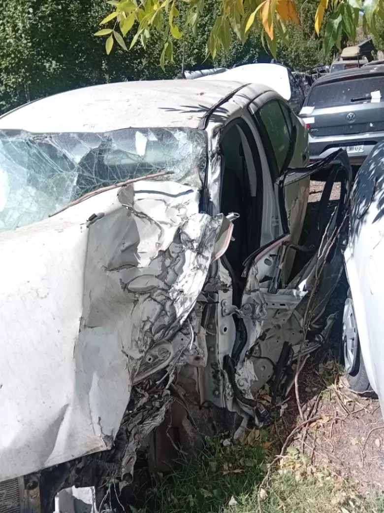 El auto al que le retiraron las cubiertas