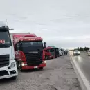Cientos de camioneros protestaron por la suba de los combustibles y cortaron parte de la ruta 7