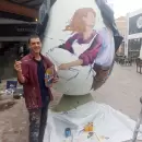 Entre el vino y las Pascuas: artistas pintaron huevos gigantes en un show cultural único