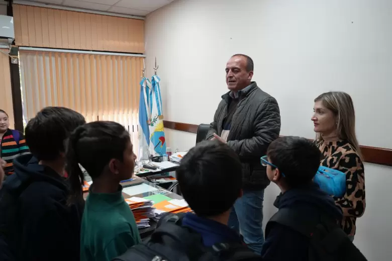 alumnos visitando el municipio con roberto sosa (secretario d gobierno) y leila amar (coordinadora de educacion)04