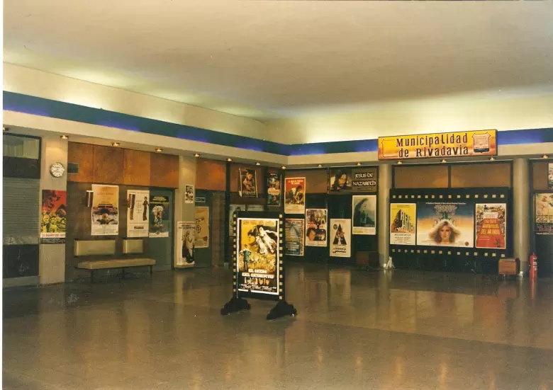 muesta de afiches en el hall del cine ducal de rivadavia 1999