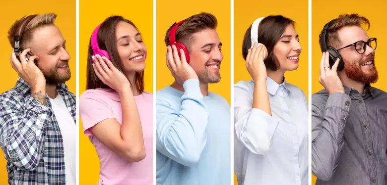 gente escuchando musica