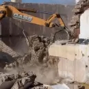 Demolieron una vivienda abandonada que funcionaba como aguantadero en Maipú